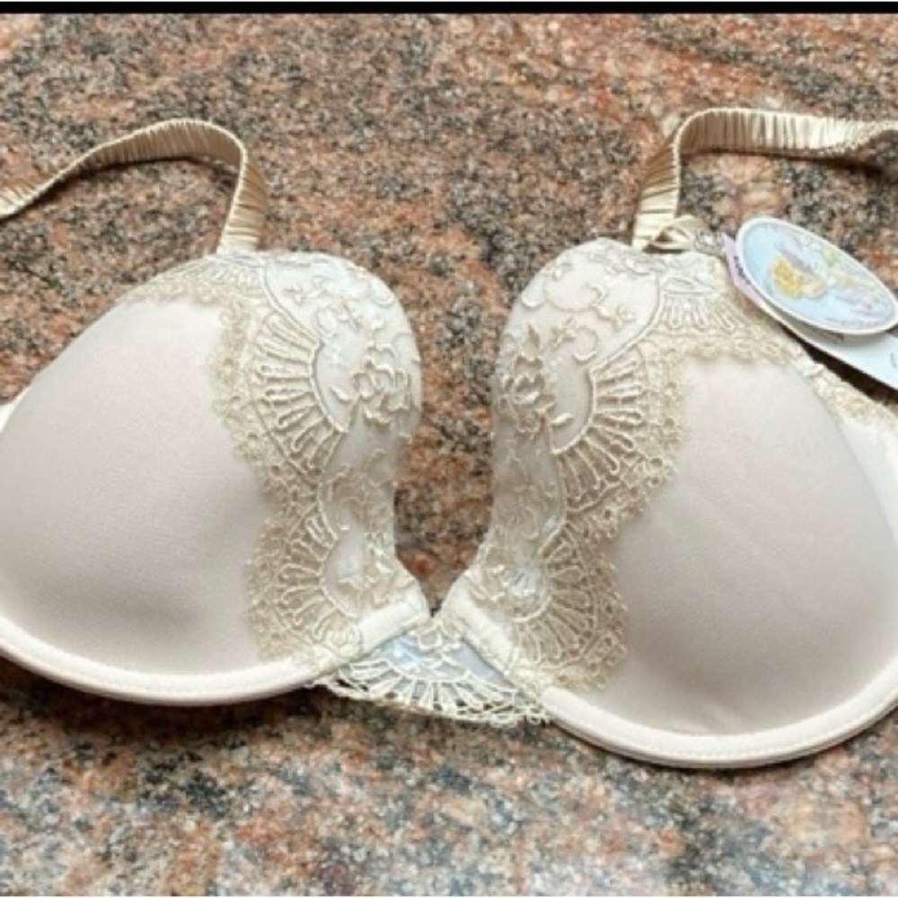 In Bloom by Jonquil bra new with tags   Beautiful blush  color with ecru colored